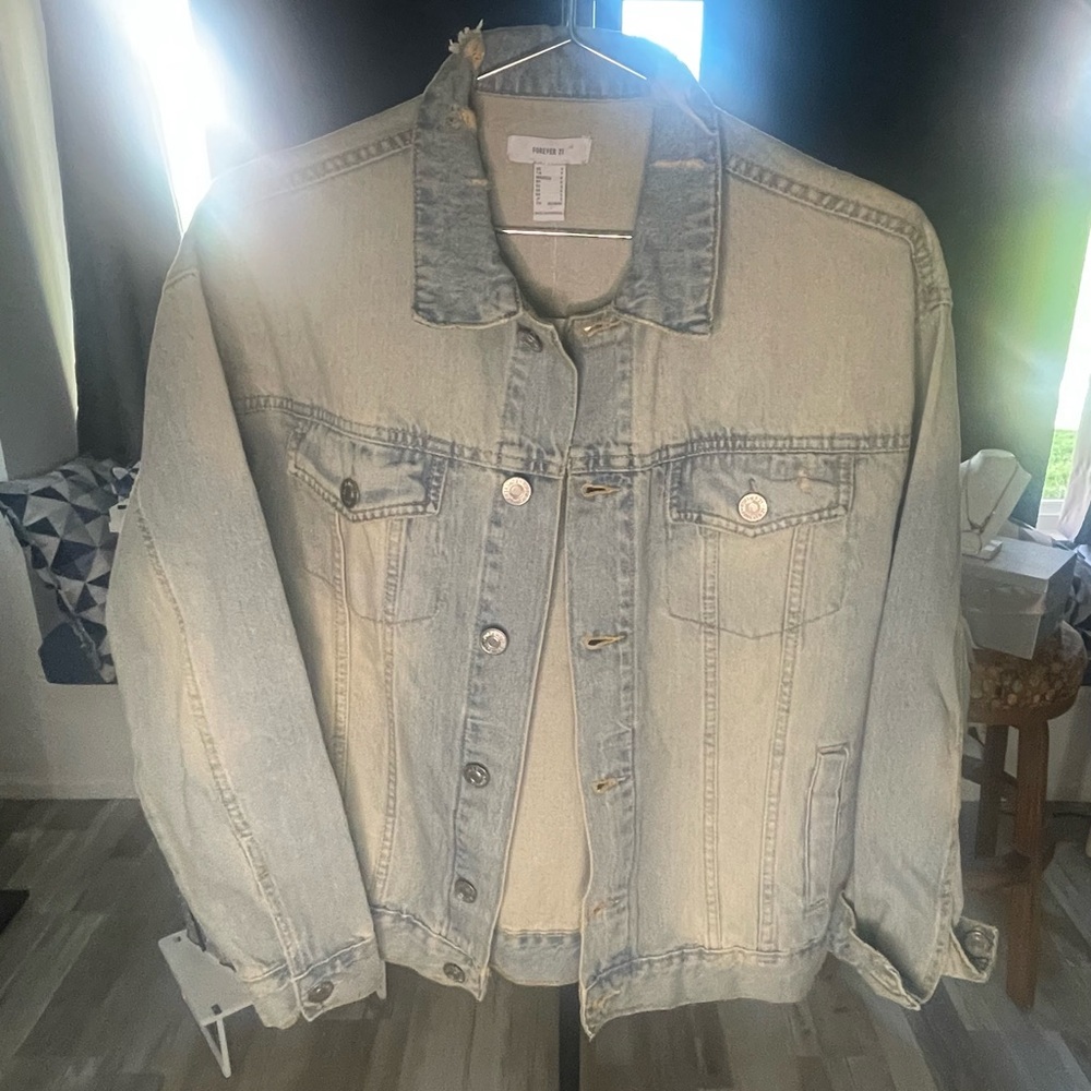 Forever 21 Light Wash Denim Trucker Jean Jacket. NWT.
